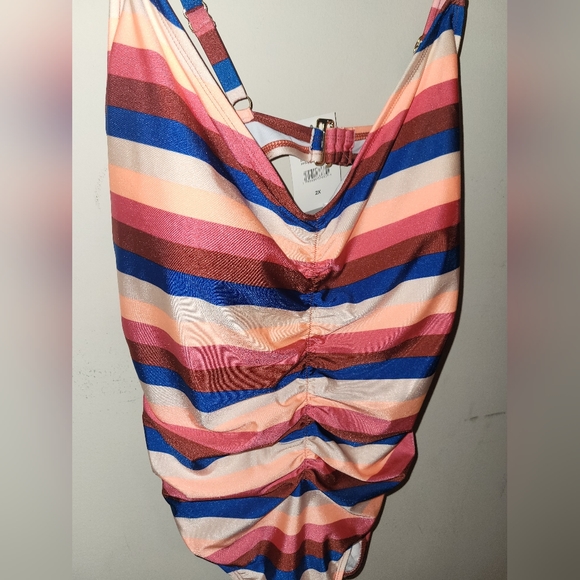 ISLAND RAYS SWIMSUIT - Picture 3 of 7